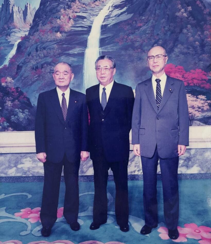 １９９０年の訪朝時の写真（金丸信吾氏提供）。左から金丸信氏、北朝鮮の金日成主席、田辺誠社会党副委員長（肩書は当時）