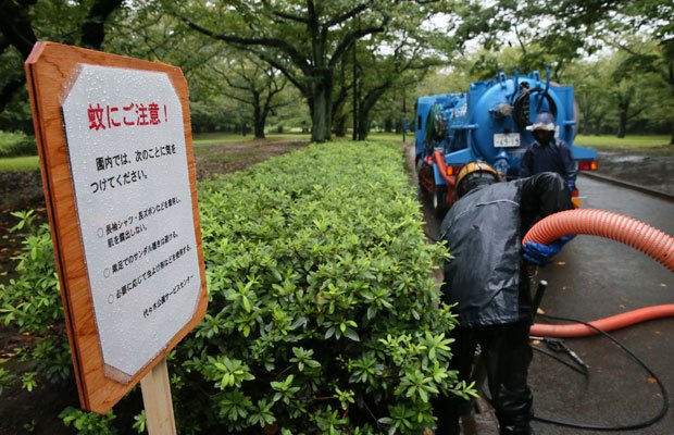 代々木公園には、蚊に注意を促す看板が立てられた　（c）朝日新聞社　＠＠写禁