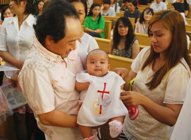 千葉県松戸市のカトリック松戸教会で洗礼を受けるフィリピン人夫婦の子ども。月２回タガログ語のミサが行われる（撮影／編集部・野嶋剛）