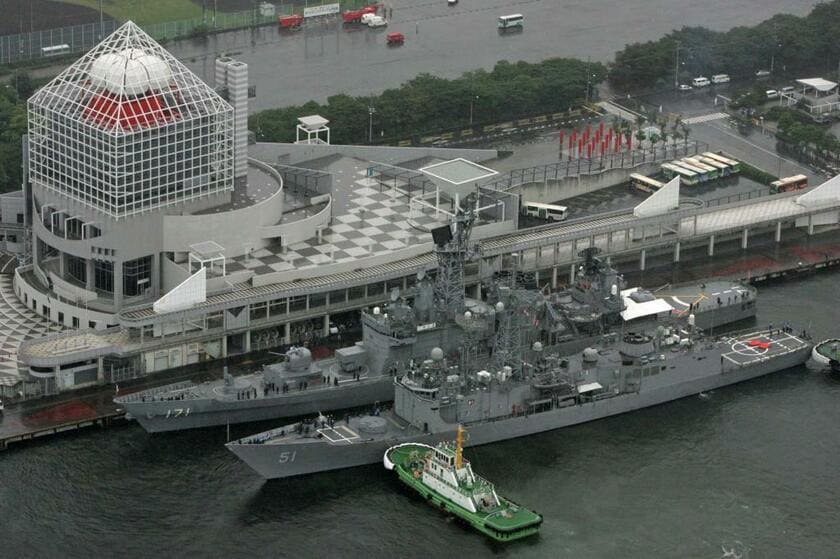 総合防災訓練のため晴海客船ターミナルに接岸した米海軍のフリーゲート艦（手前）。奥は海上自衛隊の護衛艦。2006年