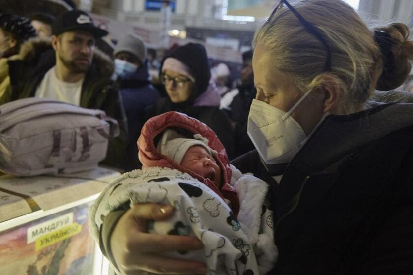 キエフの駅で赤ちゃんを連れて避難しようとする女性。戦闘では小さな子どもたちも犠牲になっている／２月２８日（写真：ｇｅｔｔｙｉｍａｇｅｓ）