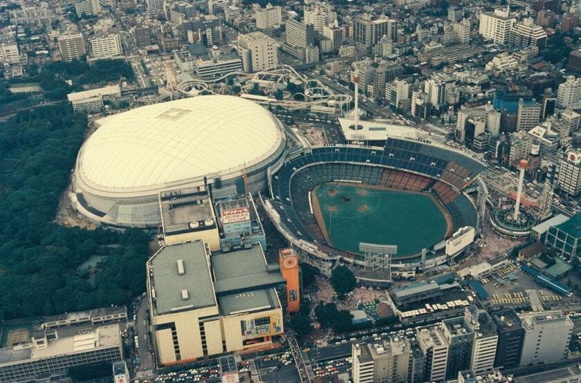 日本初のドーム球場となった東京ドームと後楽園球場
