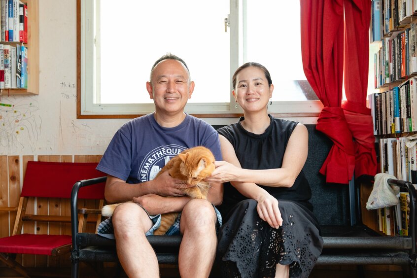 足立紳監督と、プロデューサーの妻、晃子さん。ドラマ・劇場版ともに「それでも俺は、妻としたい」の舞台となった都内の自宅で（撮影：写真映像部・山本二葉）