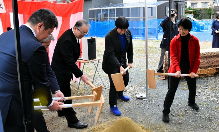 希望のまち建設予定地のくわ入れ式