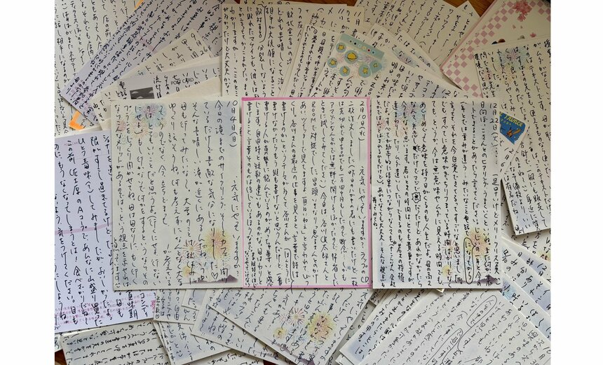 寮に住む息子さんに、俵さんが毎日送っていたハガキ。（本人提供）