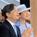 〈笑顔の天皇陛下と雅子さま〉かつて発炎筒が投げられた式典は「ほほ笑み」の開会式に 天皇陛下と皇后雅子さまが佐賀での「国スポ」出席