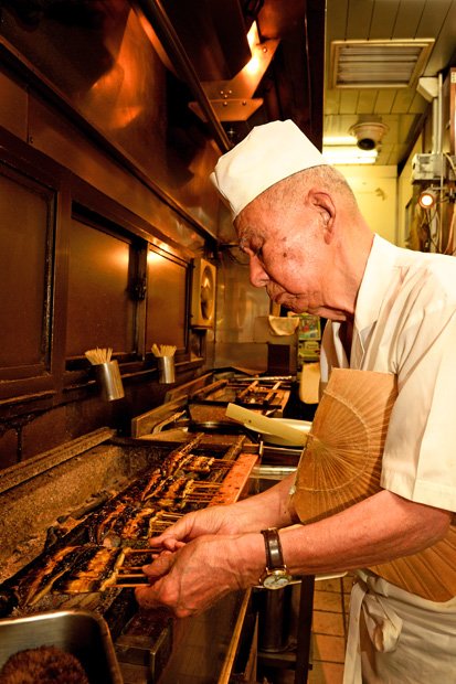 鰻を焼き続ける野田岩の金本兼次郎さん（撮影／篠塚ようこ）