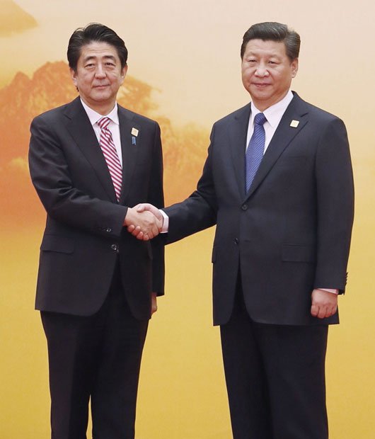 ２０１４年の北京APECで一応は握手をした安倍首相と習主席　（ｃ）朝日新聞社　＠＠写禁
