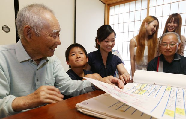 よい親孝行ができれば、笑顔がこぼれる。実家への帰省や親子孫のふれあいなど、できることから始めてみては（イメージ写真）（ｃ）朝日新聞社