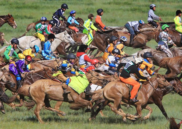 夏の祭り、ナーダムの華はやはり競馬だろう。各地でレースが行われ、少年少女たちが競い合う。中央県での長距離レースのスタート。幼い顔だが、手綱さばきと度胸は魅せる(7月10日、ウランバートル郊外)(撮影/写真部・小林修)