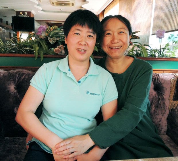 宋歌さん（右）とパートナーの姜小妹さんはともにフリーのライター。同性愛カップルとして、心穏やかな日々を送っている（撮影／金順姫）
