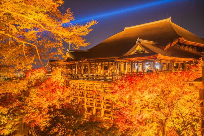 京の夜空に一筋の青い光（清水寺）