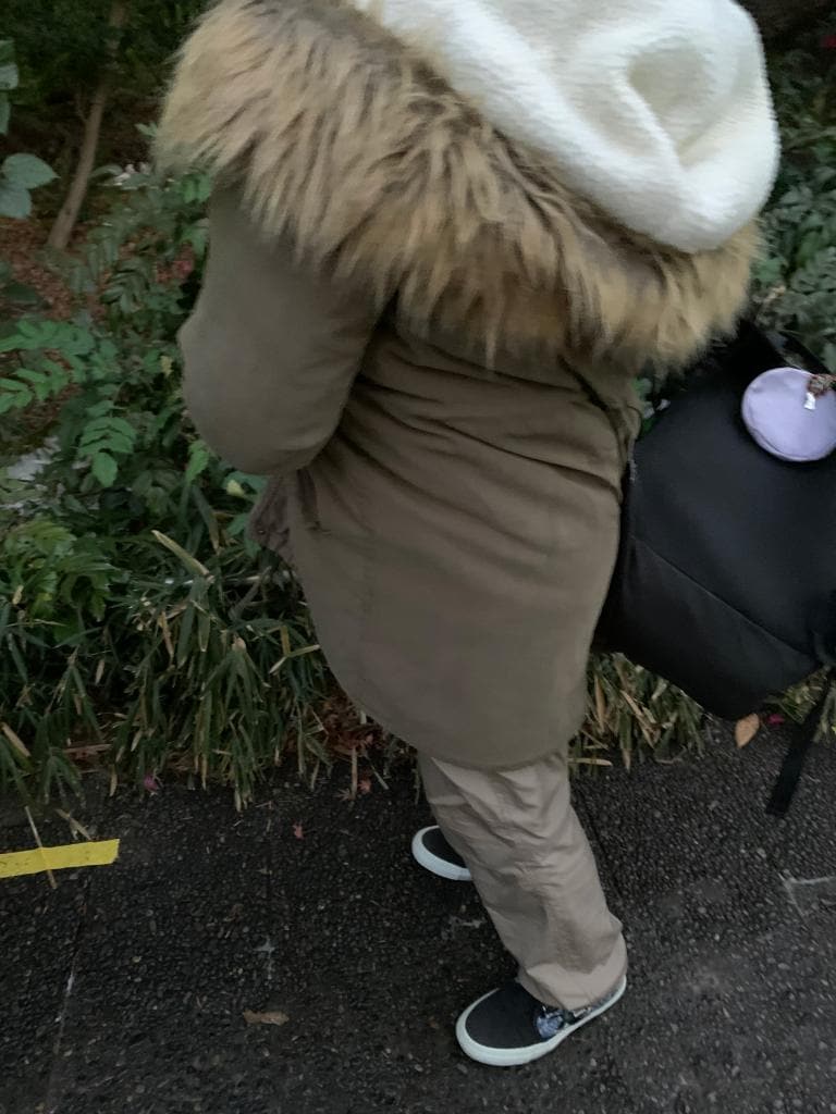 東京・池袋の公園で、冬物のジャンパーをもらった５０代の女性。コロナ禍で仕事をなくし、ネットカフェで寝泊まりしている（ｐｈｏｔｏ　編集部・野村昌二）