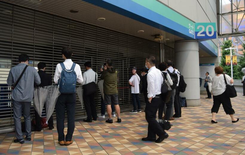 閉じられた入場口からドーム内をのぞきこむファンたち（c）朝日新聞社