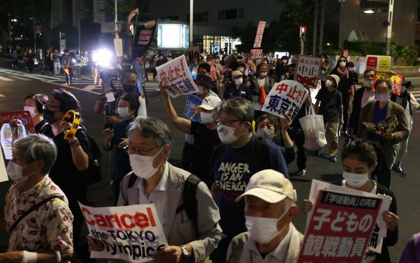 東京五輪・パラリンピックの学校観戦について、大会開催に抗議するデモの参加者からは反対の訴えも　（ｃ）朝日新聞社