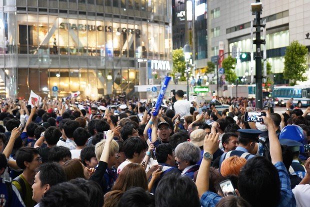 日本の歴史的勝利で東京・渋谷のスクランブル交差点は人であふれた（撮影・井上和典）