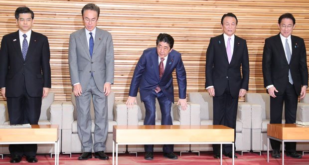 首相官邸での閣議前、閣僚応接室で閣僚が待ち、首相が到着すると敬意を表して起立する。その後、閣議室に移動する　（ｃ）朝日新聞社
