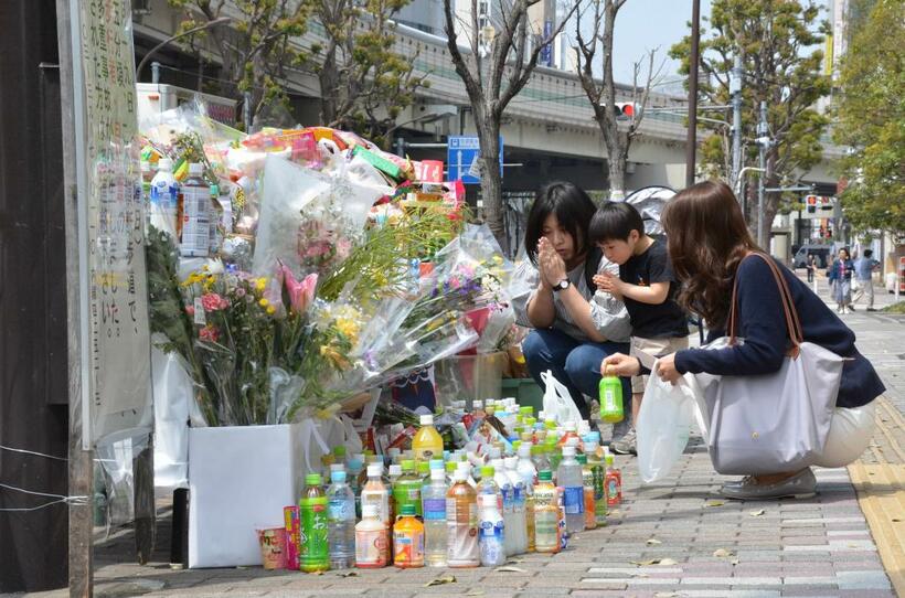 東京・池袋で起きた事故の現場には多くの人々が献花に訪れていた／２０１９年４月２２日午前１１時２４分、東京都豊島区東池袋４丁目　（ｃ）朝日新聞社