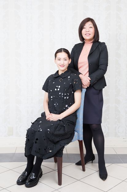 綾瀬はるかさん（左）と林真理子さん（ヘアメイク／赤松絵利［ｅｓｐｅｒ．］、スタイリスト／椎名直子、撮影／山本倫子）