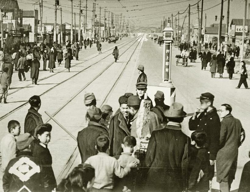 押上駅前にあった東京都電の「押上駅前停留所」。写真は1948年3月、都電ストのため混雑する電停(C)朝日新聞社