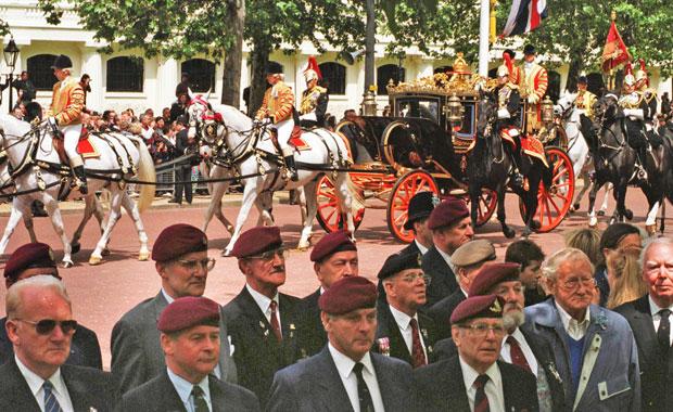 天皇、皇后両陛下や英女王が乗った馬車列のパレードに背を向け、英国人の元日本軍捕虜らが抗議した／１９９８年５月２６日、ロンドン中心部の「ザ・マル」で　（ｃ）朝日新聞社