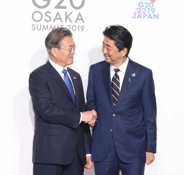 Ｇ２０で来日した文在寅大統領（左）を出迎える安倍晋三首相＝今年６月２８日、大阪市住之江区　（代表撮影）