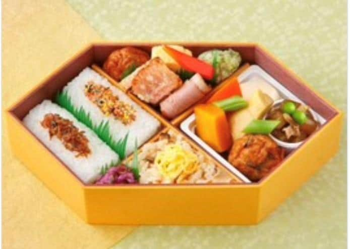 特別弁当として都内の療養者にふるまわれたなだ万の弁当（破棄とは無関係です／なだ万厨房のホームページより）