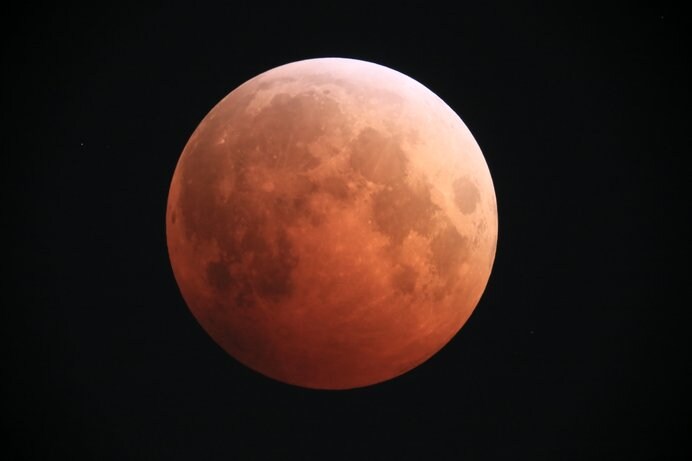 20時48分スタート。21時51分に完全皆既状態に。幻想的な赤銅色の月が見られる？