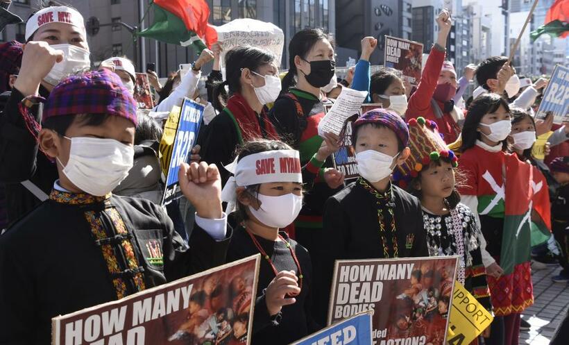 ミャンマー国軍への抗議デモが東京でもあった。プラカードには「国連が行動を取るにはいくつ遺体が必要なのか?」と書かれていた／3月14日、東京都渋谷区　（ｃ）朝日新聞社