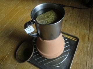 オイルランプの上に植木鉢をかぶせたストーブ。その上ではお茶を温められる（本人提供）