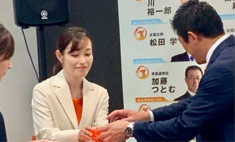 投開票日のさや氏（左）と神谷氏