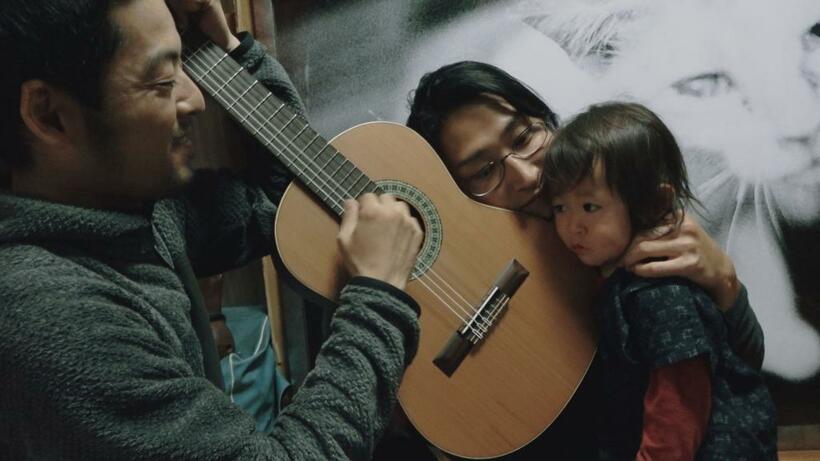 七尾旅人さんが奏でるギターの音と振動を親子で感じて楽しむ。（SPACE SHOWER FILMS）