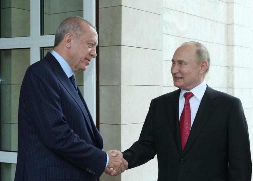 ２０２１年９月、ロシア・ソチでロシアのプーチン大統領（右）と会談したトルコのエルドアン大統領（ｇｅｔｔｙｉｍａｇｅｓ）