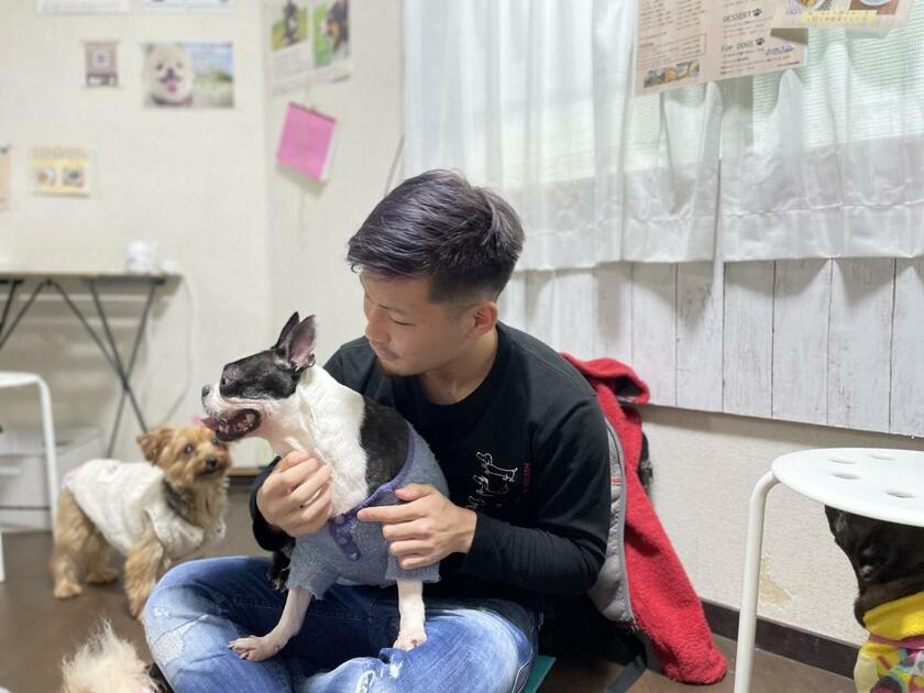保護犬カフェで犬と戯れる瀬川さん。自宅で飼っている３匹の犬のうち２匹は保護犬（ｐｈｏｔｏ　瀬川さん提供）