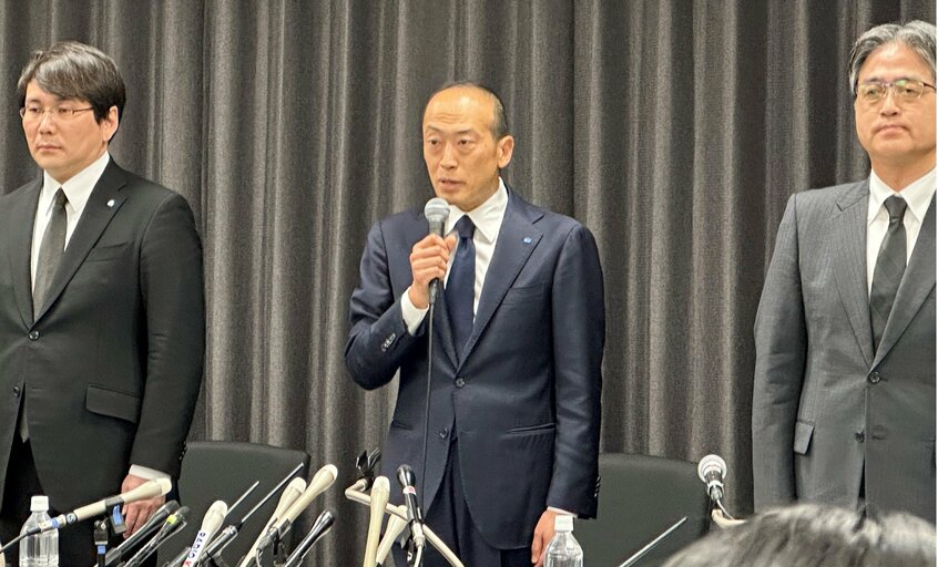 3月29日に会見を開いた小林製薬の小林章浩社長(中央)