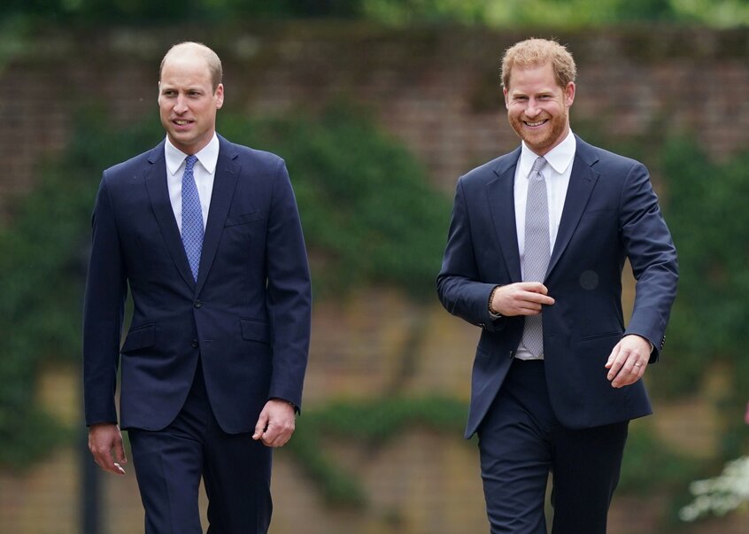 2021年7月1日、ウィリアム皇太子とヘンリー王子はロンドンのケンジントン宮殿のサンクン・ガーデンで、母ダイアナ妃の銅像の除幕式に出席した（photo ロイター/アフロ）