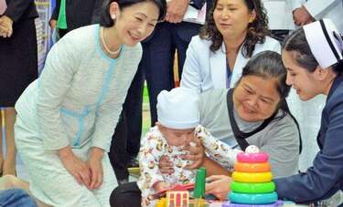 〈58歳お誕生日紀子さまの「あのとき」〉眞子さまの母子手帳を国際会議に…　紀子さまも助けられた「母子手帳」が世界で共感される理由