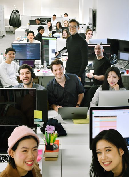 Gengo/日本発のクラウド型人力翻訳サービス。中央に立っているのがマシュー・ロメインCEO。さまざまな国籍の社員が集う(撮影/写真部・東川哲也)
