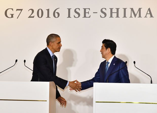 首脳会談後の共同記者会見を終えてオバマ米大統領（左）と握手した安倍晋三首相は会談で「断固抗議した」と言うが……／５月２５日（代表撮影）　（ｃ）朝日新聞社
