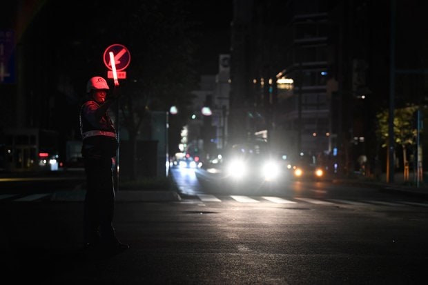 停電で交通整理をする警察官＝９月６日、札幌市中央区　（ｃ）朝日新聞社