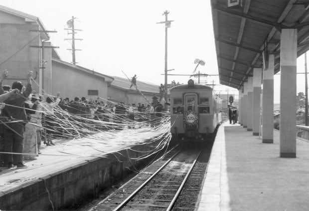 １９６６年９月３０日、最終電車が洲本駅を出発した（洲本市立淡路文化史料館提供）