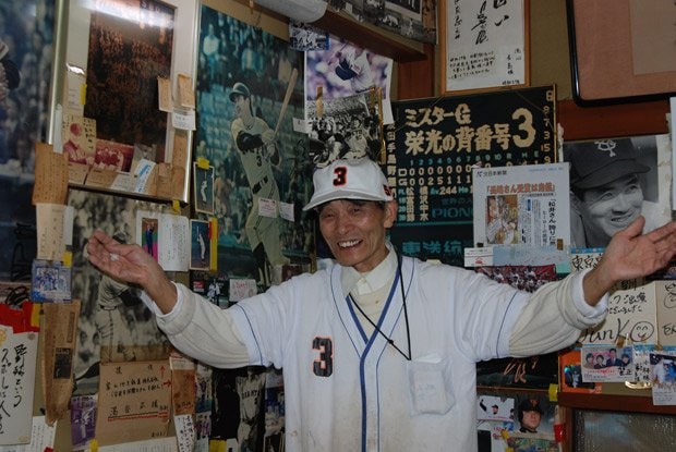 富山市にあるそば屋「東京亭呉羽店」。店内は有名な野球選手のサインや記念品でいっぱい！