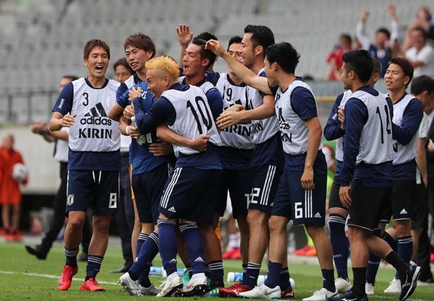 ６月１２日に行われたパラグアイとの親善試合は、４－２で大勝した。２得点を決めた乾と抱き合って喜ぶ控えの選手たち。本番でもこうした姿が見られるか（ｃ）朝日新聞社