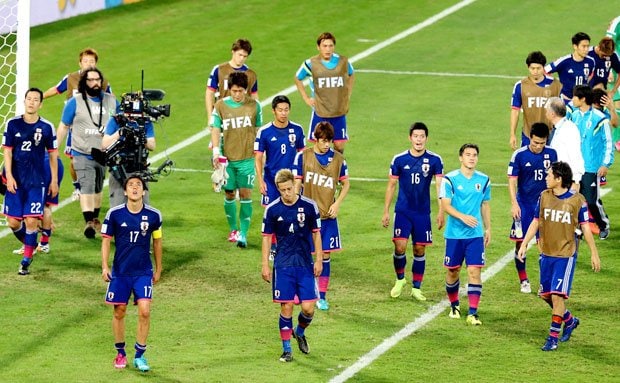 コロンビア戦に敗れ、肩を落とす日本の選手たち。Ｗ杯１次リーグ敗退が決まった／６月２４日、ブラジル・クイアバ　（c）朝日新聞社　＠＠写禁
