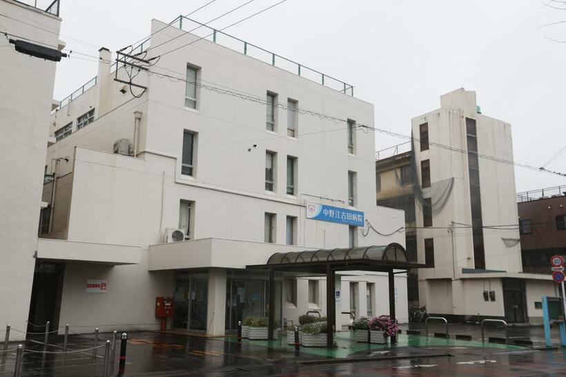 入院患者や医師、看護師らが感染した中野江古田病院　（ｃ）朝日新聞社