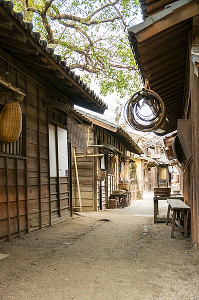 長屋（入口が別々で、一棟に多くの家が隣り合って住む建物）