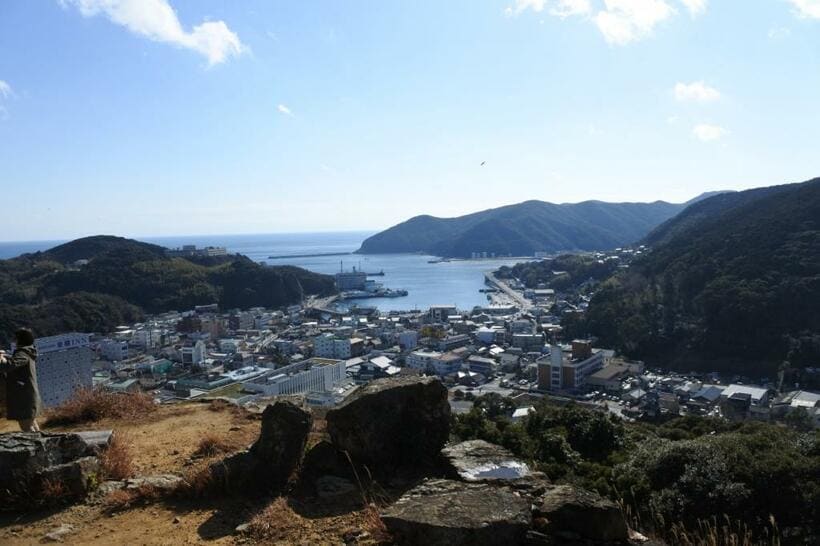 清水山城からの眺望／城下の厳原市街の先に、厳原港を望むことができる。清水山城が海運を利用した兵站基地として築かれたことがよくわかる。（写真／萩原さちこ）