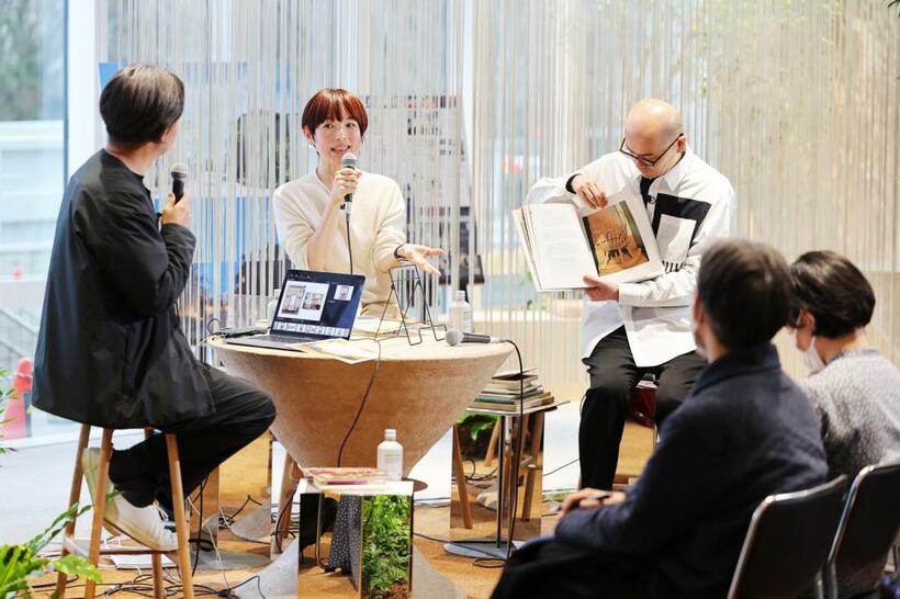 森岡書店店主の森岡督行（右）、東京藝術大学准教授・宮本武典（左）と、「わたしとアートのモノがたり」（積水ハウス主催）をテーマに語る。美術館によく行くことや、美とアートに関する本などについて話す（撮影／加藤夏子）