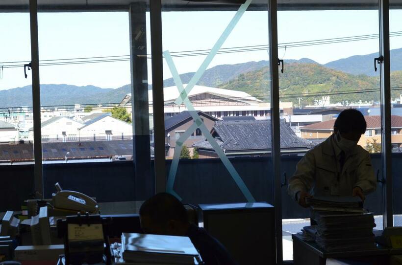 最大震度５弱を観測した和歌山県御坊市。地震の影響で市役所の窓にヒビが入り、テープで補強された／１２月３日