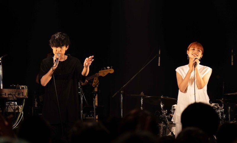 足立佳奈×Tani Yuukiのコラボ曲「ゆらりふたり」のライブMVが公開